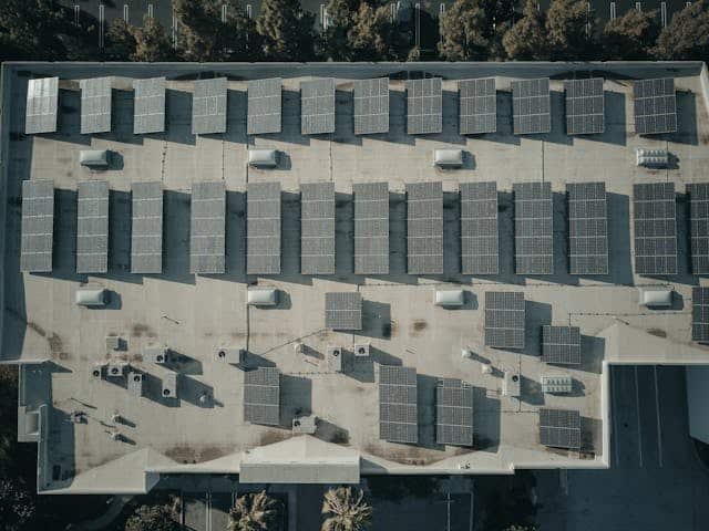 Zonnepanelen op een plat dak